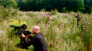 Twee airsoft spelers zitten vast midden op een open veld.